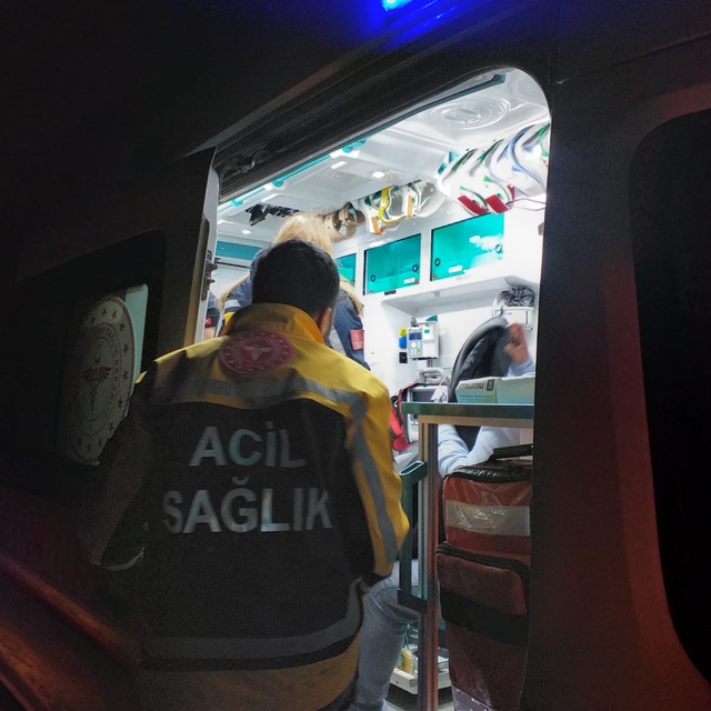 Siirt'te kar nedeniyle mahsur kalanlar ekiplerce kurtarıldı