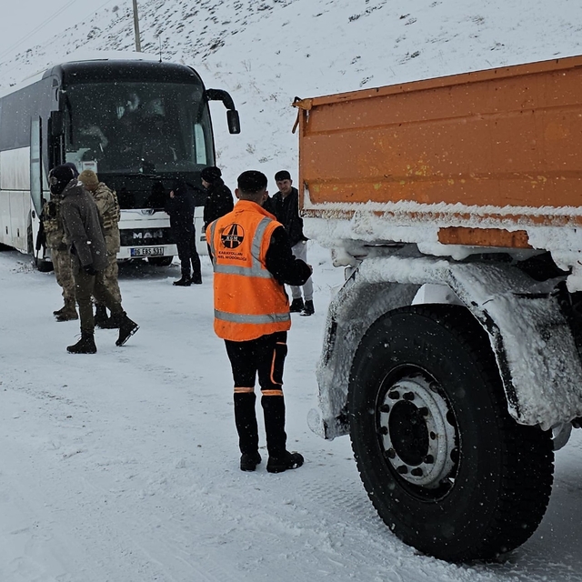 Kara saplanan otobüste mahsur kalan öğrenciler kurtarıldı