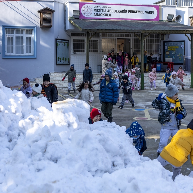 Mersin'de anaokulu öğrencilerine "kar" sürprizi