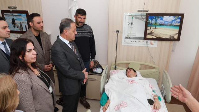 Bingöl Valisi Usta, otobüs kazasında yaralananları ziyaret etti:
