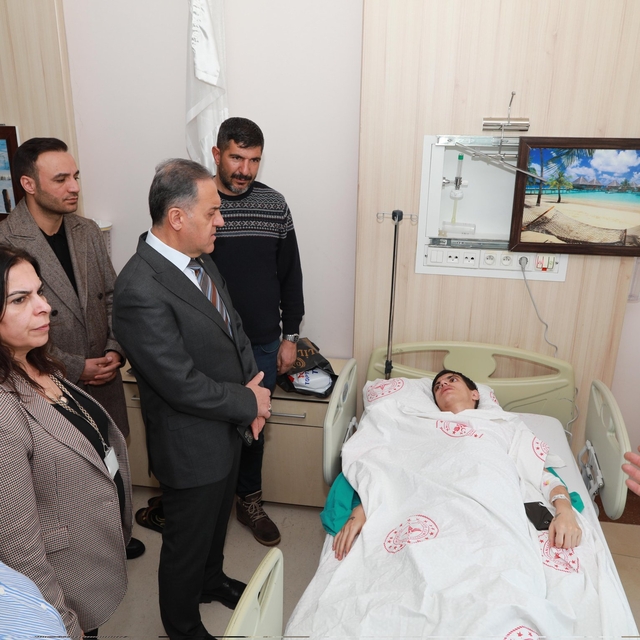 Bingöl Valisi Usta, otobüs kazasında yaralananları ziyaret etti: