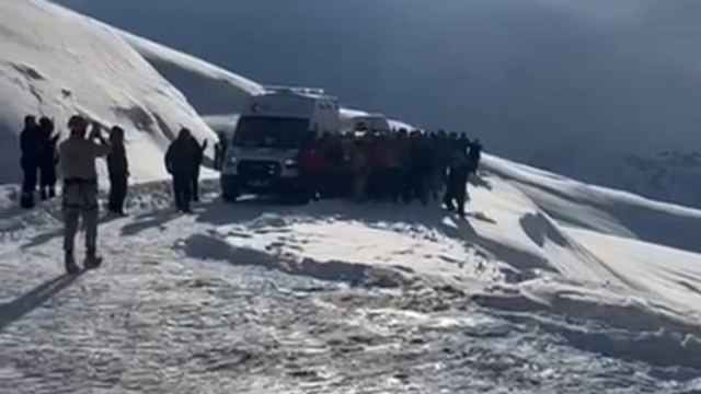 Yuvarlanan iş makinesi operatörü, askeri helikopterle hastaneye ulaştırıldı