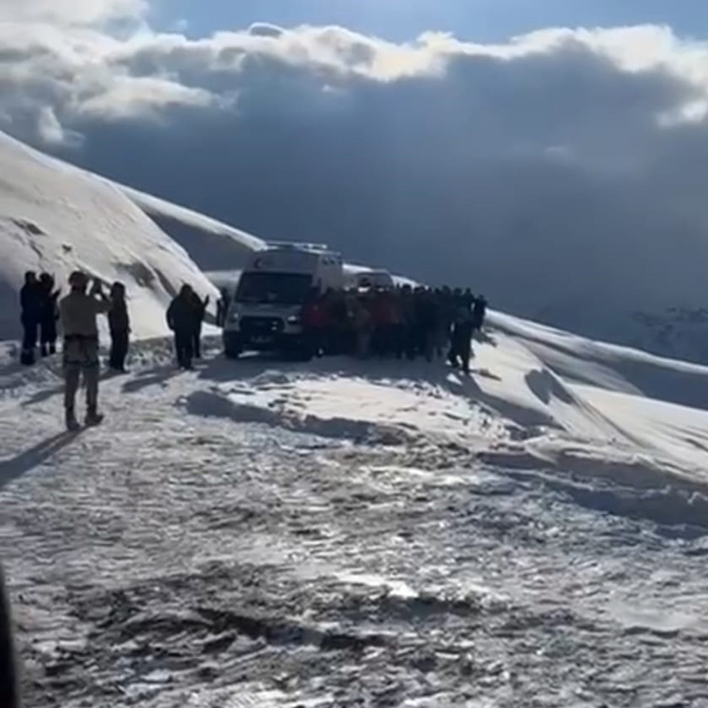 Yuvarlanan iş makinesi operatörü, askeri helikopterle hastaneye ulaştırıldı