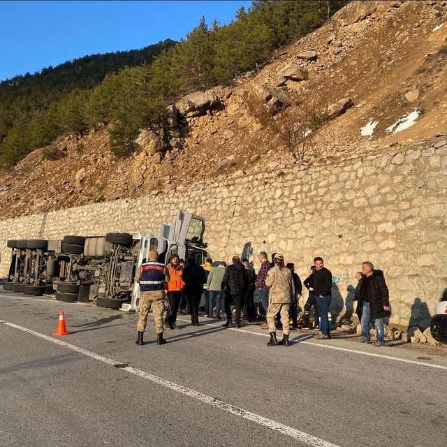 Gümüşhane'de tırın devrilmesi sonucu 2 kişi yaralandı