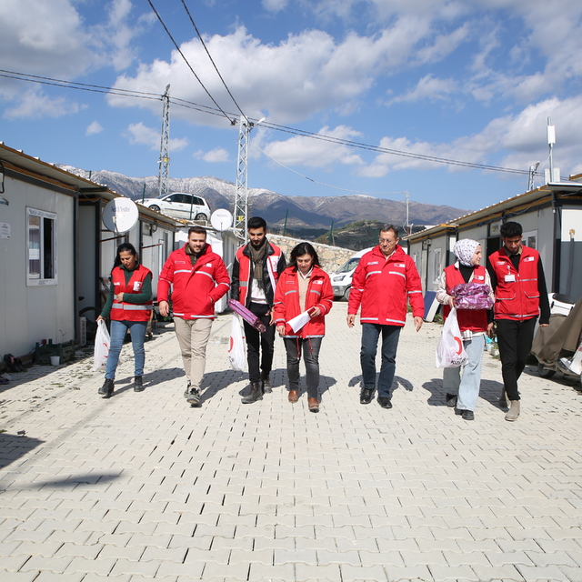 Türk Kızılay Hatay'da öksüz ve yetim çocuklara oyuncak dağıttı