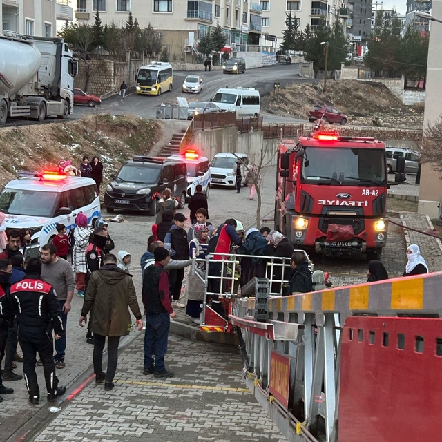 Mardin'de bir apartmanda çıkan yangında 5 kişi dumandan etkilendi