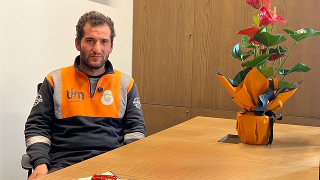 Bursa'da temizlik personeli bulduğu 100 bin lira değerindeki ziynet eşyasını yetkililere teslim etti