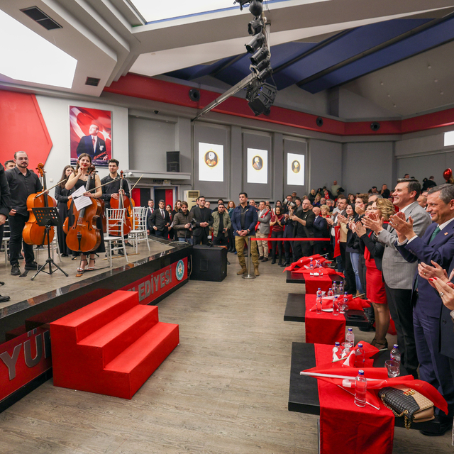 Özgür Özel, Manisa'da senfoni konserine katıldı