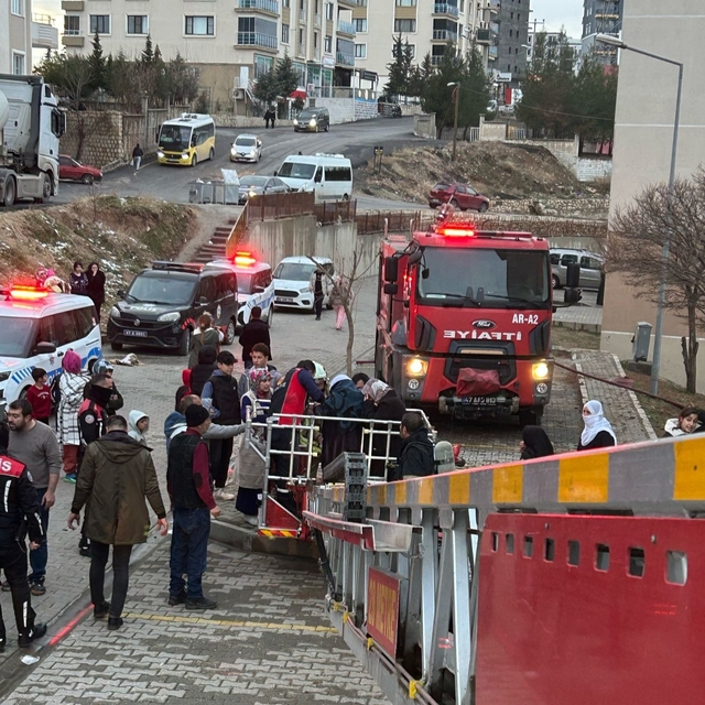 Mardin'de ev yangını: 5 kişi dumandan etkilendi