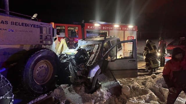 Kayseri'de trafik kazasında 2 kişi ağır yaralandı