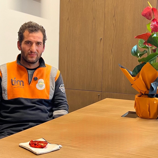 Temizlik görevlisi, yerde bulduğu 100 bin lira değerindeki altın kesesini Z...