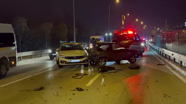 Bursa'da hafif ticari araç, önünde ilerleyen 3 otomobile çarptı