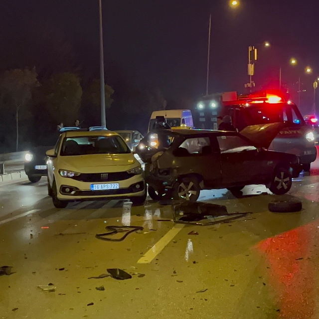 Bursa'da hafif ticari araç, önünde ilerleyen 3 otomobile çarptı