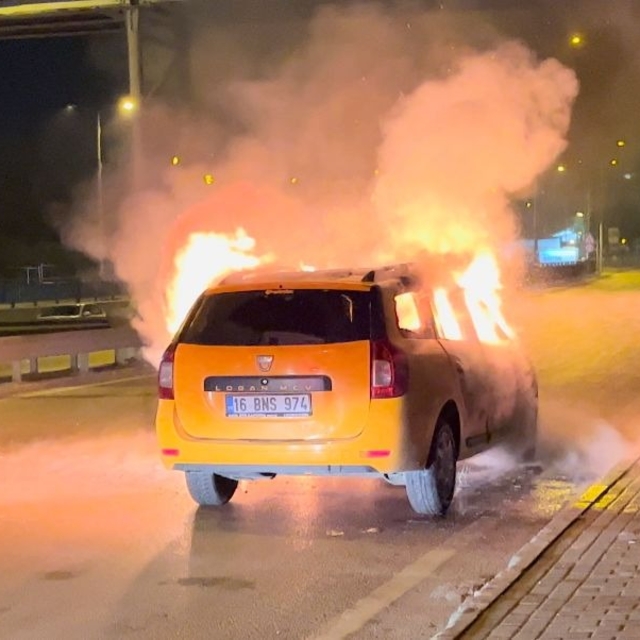 Bursa'da seyir halindeki otomobil alev alev yandı: o anlar kamerada
