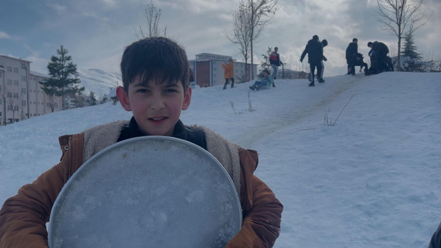 Muş'ta çocuklar, tepsi, leğen ve poşetle kaydı