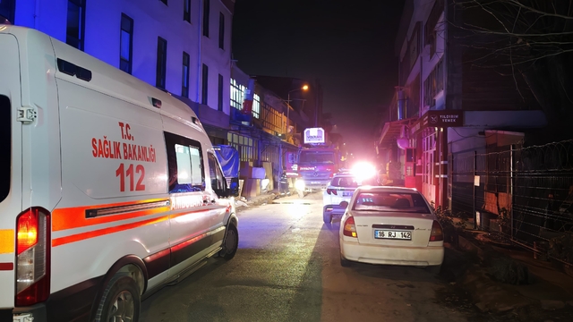 Bursa'da mobilya imalathanesinde çıkan yangın söndürüldü