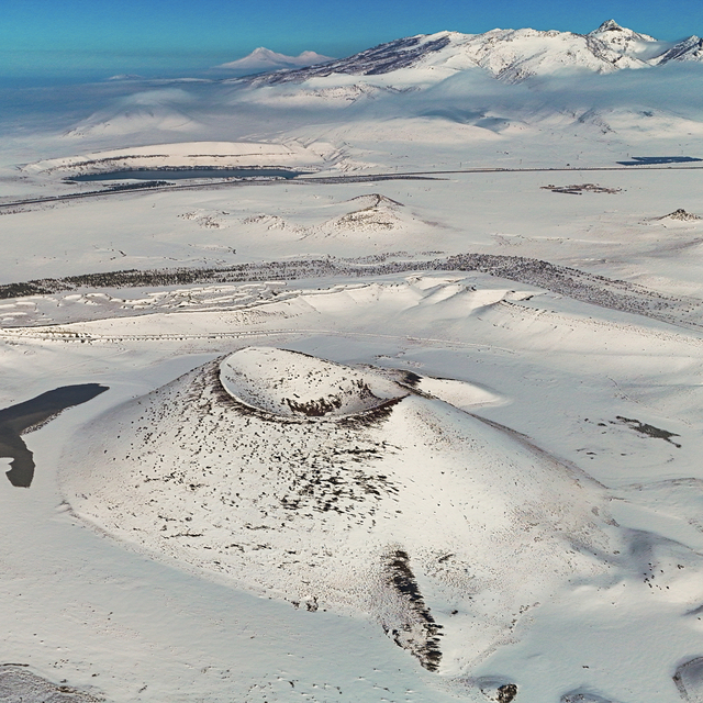 Meke Gölü kar yağışının ardından beyaza büründü