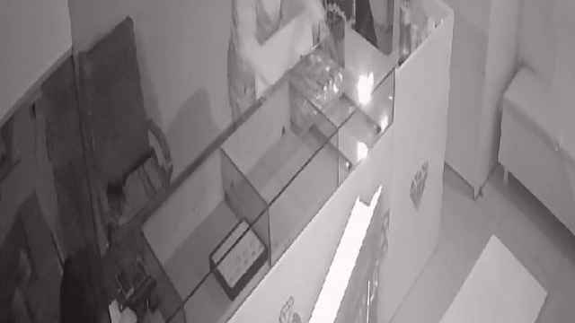 Aynı gece hem bakkal hem de kuyumcu dükkanından hırsızlık yaptılar