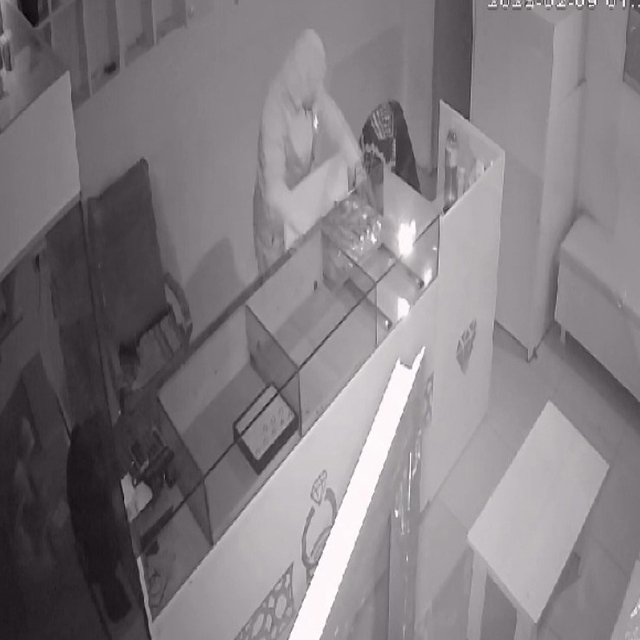 Aynı gece hem bakkal hem de kuyumcu dükkanından hırsızlık yaptılar