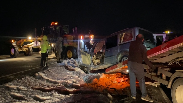 Kayseri'de iş makinesi ile hafif ticari araç çarpıştı: 2 ağır yaralı