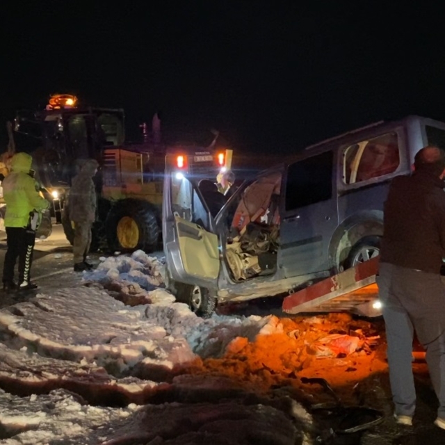 Kayseri'de iş makinesi ile hafif ticari araç çarpıştı: 2 ağır yaralı