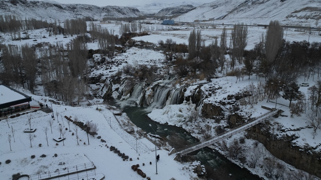 Kısmen donan Muradiye Şelalesi'nin çevresi beyaza büründü