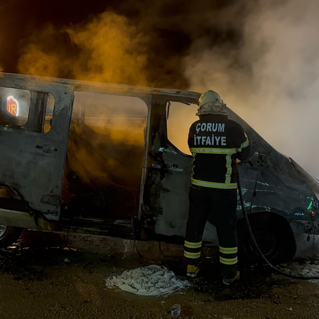 Çorum'da seyir halindeyken alev alan minibüs kullanılamaz hale geldi