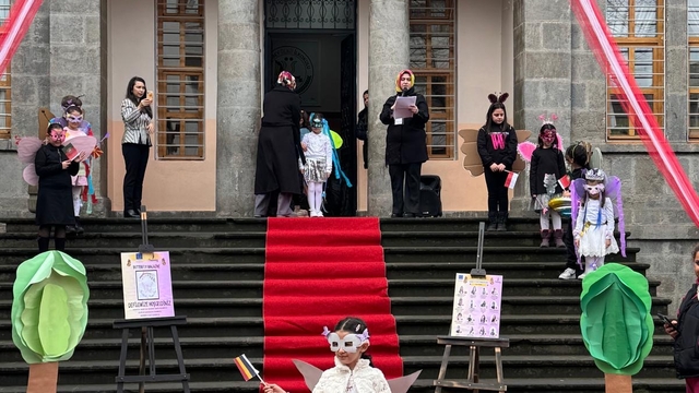 Trabzon'da ilkokul öğrencileri kelebeklerin yaşamını defileyle anlattı