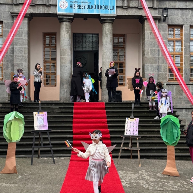 Trabzon'da ilkokul öğrencileri kelebeklerin yaşamını defileyle anlattı
