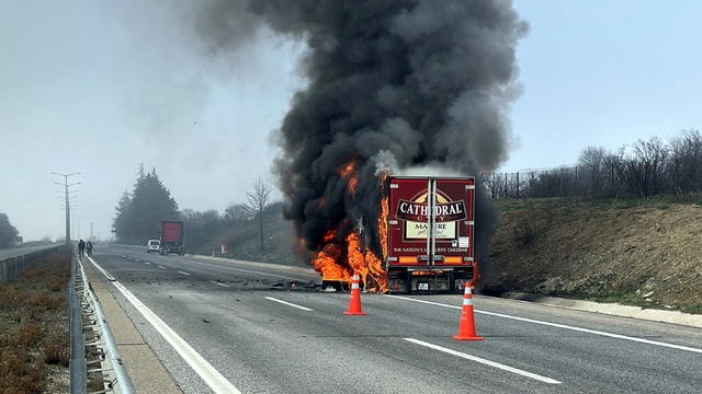 Edirne'de limonata yüklü TIR alev alev yandı