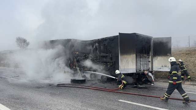 Edirne'de limonata yüklü tırda çıkan yangın söndürüldü