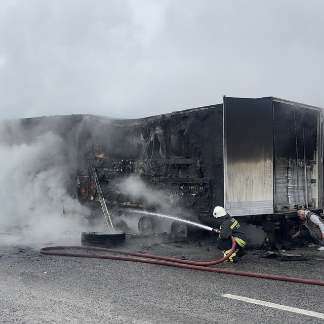 Edirne'de limonata yüklü tırda çıkan yangın söndürüldü