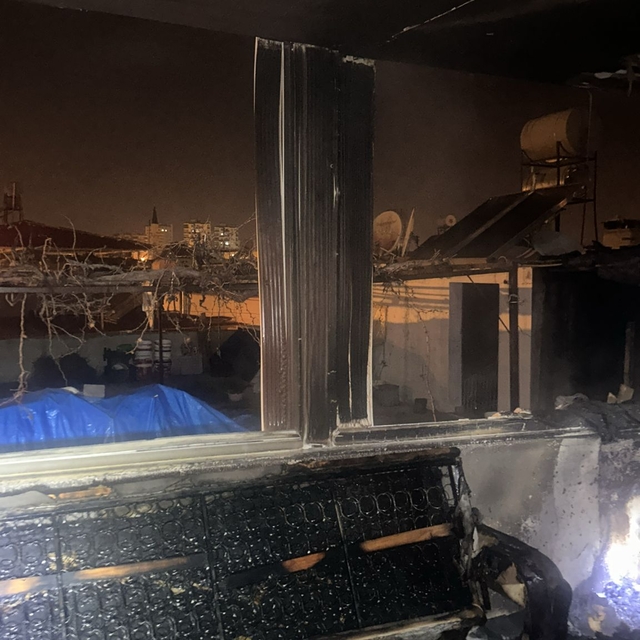 Mersin'de ev yangınında hasar oluştu