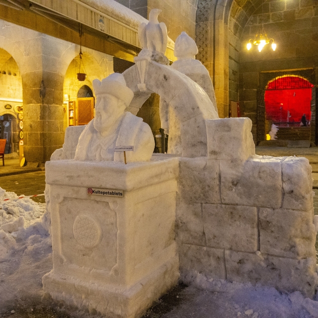 Tarihi medresenin bahçesine Alaaddin Keykubat'ın kardan heykelini yaptı