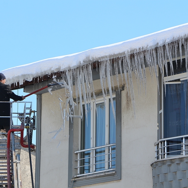 Bingöl'de kardan kapanan 146 köy yolu açıldı