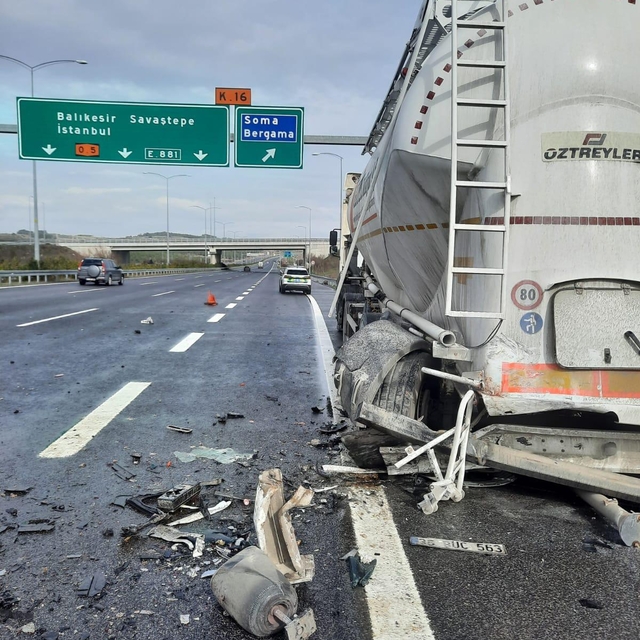 Manisa'da tankere çarpan otomobildeki 2 kişi öldü