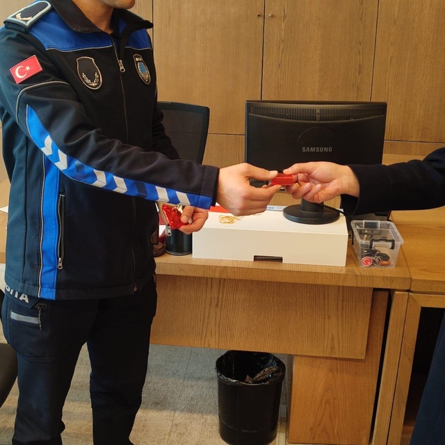 Temizlik görevlisinin bulduğu, içinde 100 bin liralık altın olan kese, sahi...