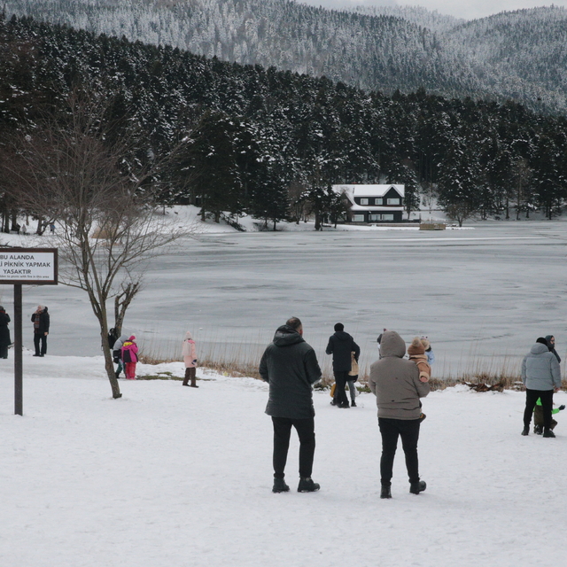 Hafta sonunu fırsat bilenler Gölcük Tabiat Parkı'nda kış manzarasının tadın...