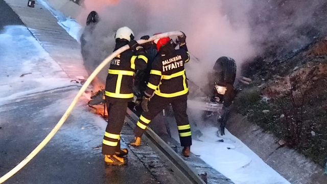 Balıkesir'de bariyere çarpıp, devrilen cip yandı
