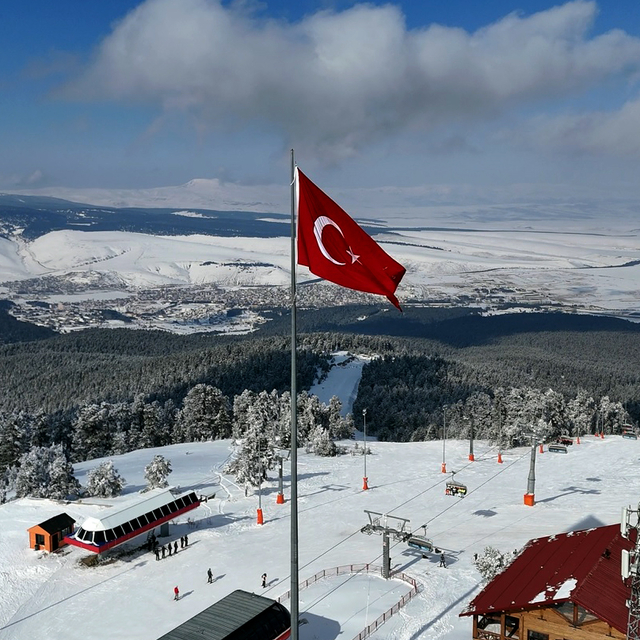 Sarıkamış Kayak Merkezi'nde kayak keyfi sürüyor