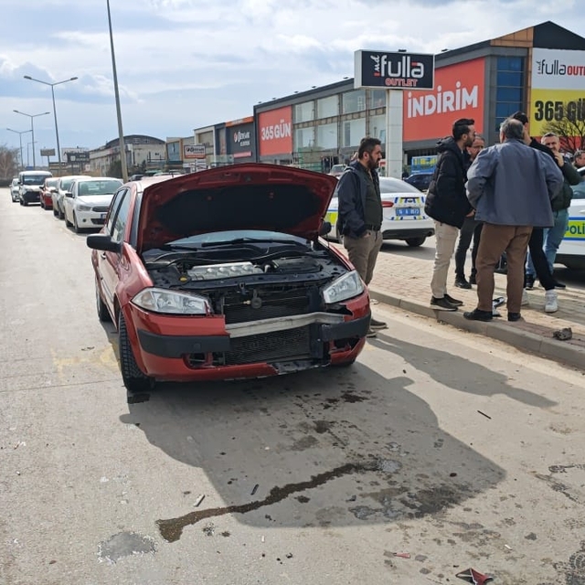 Bursa'da hafit ticari araçla otomobilin çarpıştığı kazada 1 kişi yaralandı