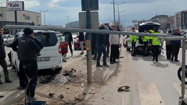 Hafif ticari araç, direk ile otomobile çarptı; ehliyetsiz sürücü yaralandı