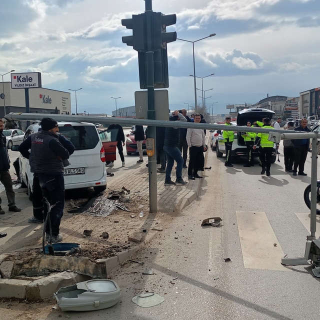 Hafif ticari araç, direk ile otomobile çarptı; ehliyetsiz sürücü yaralandı