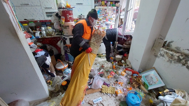Ordu'da yalnız yaşayan kişinin evinden 10 kamyonet çöp çıkarıldı