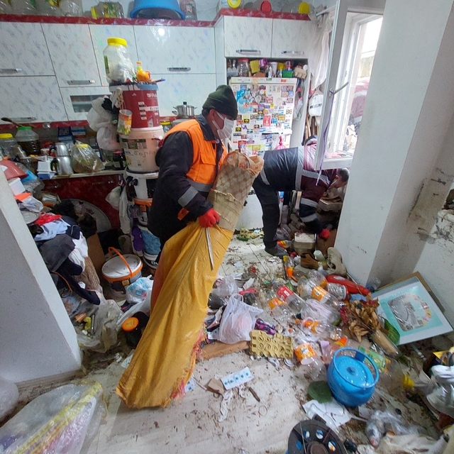 Ordu'da yalnız yaşayan kişinin evinden 10 kamyonet çöp çıkarıldı