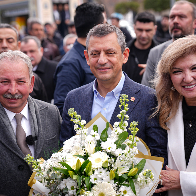 CHP Genel Başkanı Özel'den Salihli'de belediye ve partisinin ilçe başkanlığ...