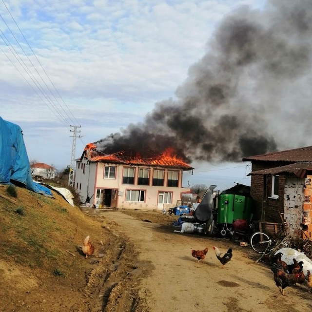 Sinop'ta evin çatısında çıkan yangın söndürüldü