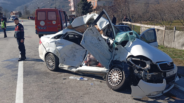 Giresun'da kamyon ile otomobilin çarpıştığı kazada 3 kişi öldü, 1 kişi yaralandı