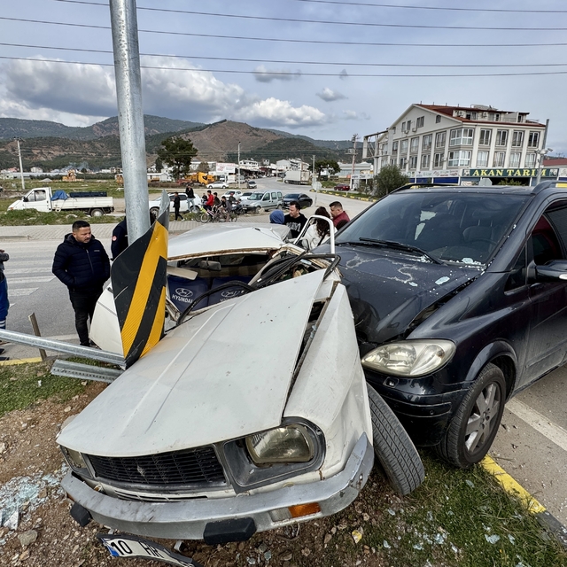 Fethiye'de minibüsle çarpışan otomobilin sürücüsü yaralandı