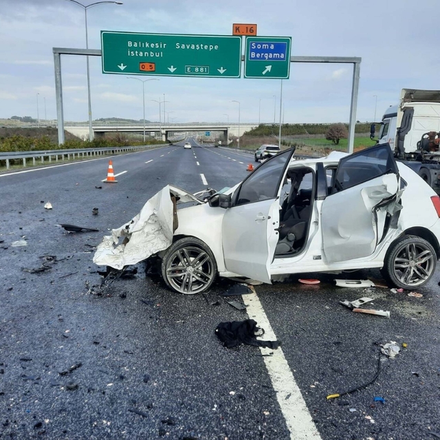 Manisa'da otomobil, park halindeki tankere çarptı: 2 ölü